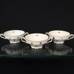 Springer & Co, EPIAG - Checoslováquia(Fundada entre 1918 e 1920 a partir de fábricas nos arredores de Carlsbad). Três(03) xícaras para consommé em porcelana tcheca da década de 1930/40. esmaltação de tonalidade marfim, decorada com decoração de estrelas aplicadas em douradura, contornos com filete dourado, alças laterais em voluta. Marca da manufatura ao fundo. Medidas: Alt.: x Comp.: x Larg.:  (A Springer & Co de Elbogen na Boêmia foi formada na década de 1880 e encerrou suas atividades em 1945. Ela foi uma das fábricas fundadoras originais da OEPIAG (mais tarde EPIAG), que era uma associação de olarias formadas pelo governo de Viena em 1918 para promover a venda de cerâmica e porcelana da Boêmia. Foi inicialmente denominado OEPIAG, um acrônimo para Österreichische Porzellan Industrie AG ou Austrian Porcelain Industry, mas foi alterado para EPIAG - Erste Böhemische Porzellan Industrie AG que significa Primeira Indústria de Porcelana da Boêmia - em 1920 após a independência da Checoslováquia).