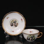 Porcelana Real, Mauá - SP(Fundada em 1943 por Fritz Erwin Schmidt). Xícaras para café em porcelana nacional, decoração policroma com reserva central representando busto feminino em traje de época, inspirada em retratos galantes do século XVIII, acompanhada por pequenas flores esmaltadas e filetes dourados. Bordas recortadas e alças douradas. Marcas da manufatura no verso. Medidas: Xícara: Alt.: 4 x Comp.: 8,5 x Larg.: 7 cm. ; Pires: Diam.: 10,5 cm.