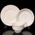 W.H. GRINDLEY, Staffordshire - Inglaterra(Fundada por William Harry Grindley em 1880). Trio para chá em faiança inglesa da década de 1940/50, padrão "Creampetal"; esmaltagem de tom marfim, decorado com frisos em douradura e tom coral, bojo hemisférico sobre base circular, asa lateral em voluta, bordas do pires e do prato relevadas com perolados e ondulações. Marca da manufatura no verso. Apresenta desgaste na douradura. Medidas: Xícara: Alt.: 5,5 x Comp. 12 x Larg.: 9,5 cm; Pires: Diam.: 14,5 cm; Prato: Diam.: 17,5 cm.