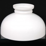 Cúpula em vidro opalino branco, corpo de formato abaulado. Medidas: Alt.: x cm. Diam.: x cm.