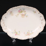 Johnson Bros, Hanley - Inglaterra(Fundada em 1883). Travessa em faiança inglesa da década de 1930/40,formato oval recortado, borda ondulada com filetes dourados e decoração floral policroma aplicada por decalque. Marca da manufatura no verso. Medidas: Comp.: x Larg.: