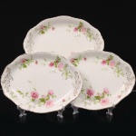 Alfred Meakin, Staffordshire - Inglaterra(Fundada em 1875, ativa até 1976).Travessa em faiança inglesa da década de 1930/40, formato oval recortado, borda ondulada com filetes dourados e reservas ornamentais em douração, decoração floral com rosas e flores campestres aplicada por decalque. Marca da manufatura no verso. Medidas: Comp.: x Larg.: