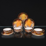 Conjunto de xícaras para café em porcelana japonesa, dita "casca de ovo", bojo hemisférico decorado com tonalidades de âmbar, ocre e castanho, e representação de dragão oriental modelado em relevo e aplicado sobre a superfície, com escamas, garras, bigodes e crista destacados, complementado por faixas sinuosas e elementos lineares que remetem à composição de nuvens e movimento, distribuídos sobre fundo em esmaltação graduada, decoração replicada no pires. Bordas e alça arrematados em douradura. Marcas de manufatura na base, Made in Japan. Composto de quatro(04) unidades e um(01) pires sobressalente. Medidas: Xícara: Alt.: 3,5 x Comp.: 7,5 x Larg.: 6 cm; Pires: 9,5 cm.