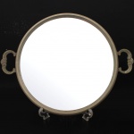 Bandeja circular com fundo espelhado, moldura de metal prateado, alças laterais relevadas com motivo rocaille, fundo reforçado em madeira. Metal necessita refazer banho de prata. Medidas: Comp.: x Larg.: