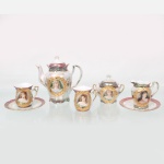 Serviço tête-à-tête em porcelana esmaltada e iridescente, composto por chaleira com tampa, açucareiro, cremeira/leiteira e pires, apresentando reservas com retratos femininos em policromia, molduras em relevo dourado e decoração floral e arabescada em douração. Bordas onduladas com faixa iridescente em tons púrpura e azul. Medidas xícara: Alt.: 5,5 x Comp.: 6,5 x Larg.: 5 cm.Medidas pires: Diam.: 10 cm.Medidas açucareiro: Alt.: 8 x Comp.: 9 x Larg.: 6,5 cm.Medidas leiteira: Alt.: 6,5 x Comp.: 7 x Larg.: 5 cm.Medidas bule: Alt.: 13 x Comp.: 13,5 x Larg.: 7,5 cm.