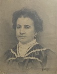 ARNALDO DE LISIO (Castelbottaccio , 1869 - Napoli, 1949) - obra em carvão sobre cartão, "retrato de dama", assinada no canto inferior direito, protegida por vidro transparente e moldura de madeira. Meados séc XIX. Marcas do tempo. Medida da obra 40 x 52cm. Medida total 48 x 60cm.