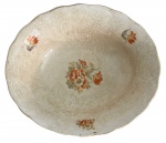 ZAPPI SÃO PAULO - Antiga travessa em faiança decorada com flores em tons de laranja e verde sobre fundo craquelado. Borda ondulada e acabamento artesanal.Peça marcada sob a base. Apresenta craquelê e discretos sinais do tempo, e bicado no verso. Mede 26 cm.