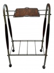 ANOS 60 - Mesa para telefone meados anos 60, com estrutura em metal cromado com detalhes em madeira e rodinhas. Possui suporte inferior e pequena bandeja superior para aparelho e agenda. Peça funcional e decorativa, estilo modernista, ideal para apreciadores de mobiliário de design. Apresenta marcas do tempo. Original da época. Mede 62 x 38 cm.