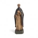 MINAS SÉC. XIX - Antiga imagem sacra  em madeira policromada representando São Bento, conhecido como o "Pai do Monasticismo Ocidental", tendo fundado a Ordem Beneditina, em postura contemplativa, com hábito monástico escuro e túnica dourada. Obra de fatura popular, marcada pelo tempo, com perda de um dos braços, preservando dignidade, devoção e caráter histórico da peça. Meados séc. XIX. Mede 24,5 cm.