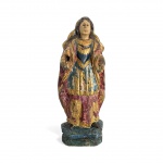 MINAS - Antiga imagem sacra de SANTA LUZIA esculpida em madeira policromada, escultura popular antiga com vestígios de douração e pigmentos originais. Traços ingênuos, manto em vermelho e ouro, túnica azul e base em tons de verde e azul. Apresenta perdas, fissuras e desgaste natural do tempo, mantendo forte expressividade e devoção. Olhos de vidro. Mede 27 cm.