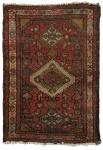 Tapete persa Lilihan (Arak), pequeno formato, confeccionado manualmente em lã, com medalhão central em losango sobre campo vermelho, ricamente ornamentado por motivos geométricos e florais estilizados, com bordadura decorativa.Medidas: 85 x 61 cm.Apresenta desgaste compatível com o uso e a antiguidade, reforçando seu caráter autêntico e decorativo.