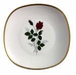 BAVARIA - Fruteira em porcelana alemã Bavaria  Schumann Arzberg, formato quadrado com bordas arredondadas, decoração floral com rosa vermelha ao centro e filete dourado na borda. Peça elegante, de bom acabamento, com marca no verso. Mede 26 cm.