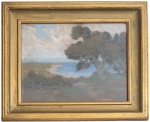 ESCOLA EUROPEIA - Obra em aquarela sobre cartao representando paisagem litorânea com árvore em primeiro plano e vista do mar ao fundo. Paleta suave, atmosfera serena e pincelada delicada, típica de pintura paisagística clássica. A obra apresenta moldura em madeira dourada de época, com verso original. Bom estado geral, com sinais compatíveis com a idade. Medida da obra 42 x 32 cm. Medida total 55 x 45 cm.