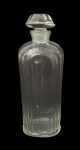 JEAN PATOU - Perfumeiro em cristal moldado, corpo facetado com estrias verticais, gargalo curto e tampa original em cristal. Base com inscrição em relevo do fabricante Jean Patou - Paris/Rio. Marca REG. Peça de uso utilitário/decorativo, típica do início do século XX. Apresenta sinais compatíveis com a idade. Possui fio de cabelo. Medidas 22cmX8cm.