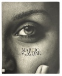 Livro de Fotografia  Luz Invisível, Márcio Scavone. Edição brasileira dedicada à fotografia autoral em preto e branco, com imagens de forte carga expressiva e domínio do claro-escuro. Obra que explora retratos e detalhes humanos, ressaltando atmosfera, emoção e construção da luz. Exemplar encadernado, com capa ilustrada e miolo bem preservado, publicação vinculada à Lei de Incentivo à Cultura / Ministério da Cultura. Mede 32cm x 26cm.