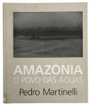 Livro: Amazônia  O Povo das Águas  Pedro Martinelli. Livro fotográfico dedicado à vida ribeirinha e aos povos da Amazônia, com imagens em preto e branco de forte caráter documental e humanista. Obra de referência do fotógrafo Pedro Martinelli, resultado de anos de imersão na região, registrando cotidiano, cultura e relação do homem com os rios amazônicos. Edição da Terra Virgem Editora, capa dura, formato grande, ricamente ilustrado. Apresenta sinais de uso e marcas do tempo na capa e contracapa; miolo em bom estado. Mede 28cm x 24cm.