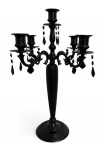 Candelabro para cinco velas, em metal laqueado preto, com braços recurvos e pingentes facetados em cristal preto. Peça de forte presença decorativa, ideal para compor mesas e aparadores com elegância e sofisticação. Mede 56 cm.