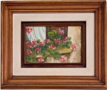 VIRGÍNIA BRAVO -  Gerânios na Janela, 1985. Óleo sobre tela, medindo 16 x 24 cm.Composição delicada representando floreira com gerânios em tons vibrantes de vermelho e rosa, contrastando com o fundo neutro e cortina suave. Pincelada solta e harmoniosa, característica da artista. Assinado no canto inferior direito. Obra emoldurada 39 x 47 cm.