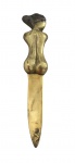 SUZANA LEVY (Rio 1937 / idem 2023) - Escultura de mesa em bronze representando forma feminina estilizada, utilizada como abridor de cartas, com acabamento dourado e modelagem sensual de linhas orgânicas. Peça assinada Suzana Levy na base. Mede 25 cm.