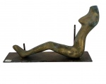 SUZANA LEVY (Rio 1937 / idem 2023) -  Escultura em bronze com pátina esverdeada, representando figura feminina estilizada em posição reclinada, composição de linhas orgânicas e linguagem contemporânea, fixada sobre base metálica. Mede 22 x 14 cm.