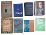 Conjunto de 8 obras dedicadas à música, entre estudos, biografias e publicações especializadas, incluindo exemplares da Revista Brasileira de Música, A Música no Brasil de Guilherme de Melo (1947), Liszt de Derek Watson, A Divina Música de Cesar Pinto, Elementos Fundamentais da Música de Florêncio de Almeida Lima, além de títulos de educação e análise musical. Exemplares antigos, alguns com sinais do tempo. Medida do maior 27cm x 18cm.