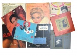 Conjunto de nove discos de vinil e capas de LPs, com intérpretes nacionais e internacionais, incluindo Maria Bethânia  Álibi, Maysa Os Grandes Sucessos, Doris Day (Columbia), Renata Tebaldi  recital, Elvira Rios, Eva Garza, entre outros. Capas ilustradas de época, com sinais naturais de uso. Medida do maior 31cm x 31cm.