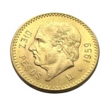 MÉXICO 1959 - Moeda em ouro, modelo 10 Pesos Mexicanos, com efígie de José María Morelos e brasão nacional do México no reverso. Peça datada de 1959, cunhagem da Casa da Moeda do México.Peso: 8,7 g. Este item não se encontra na galeria, e sim em posse do proprietário.