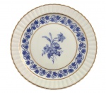 LIMOGES - Prato empasta de porcelana francesa Bernardaud (marca B&C  Limoges), com decoração em azul sob o esmalte representando arranjo floral central e borda com frisos e detalhes em ouro. Peça elegante de tradição Limoges, ideal para composição de aparelho de jantar ou coleção. Mede 19,5 cm diâmetro.