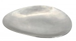 Centro de mesa / fruteira em aço escovado, formato orgânico e moderno, com bordas livres e levemente onduladas. Superfície polida com marcas de uso e pátina do tempo. Peça de design contemporâneo, de forte apelo decorativo. Mede 35 x 29 cm.