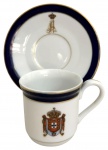Xícara de café e ou coleção com pires em porcelana portuguesa Neoclássica, decoração Companhia das Índias  Decoração D. Amélia, edição especial séc. XIX/XX. Apresenta borda em azul cobalto com filetes dourados e brasão esmaltado, além de monograma coroado no pires. Marca na base.