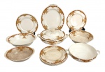 INGLATERRA - Parte de aparelho jantar em porcelana inglesa Grindley  Made in England, composto por travessas, sopeira com tampa, saladeiras e pratos. Total 12 peças. Decoração floral em policromia nos tons de laranja, amarelo e preto, com bordas delicadamente recortadas. Peças com sinais do tempo e uso, apresentando craquelê e desgastes compatíveis com a antiguidade.