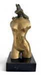 SUZANA LEVY (RJ, 19372023)Escultura em bronze polido representando torso feminino, apresentando o característico contraste entre superfícies lisas e texturas brutas da artista. Peça assinada, medindo 30 cm de altura e montada sobre base de granito. Registro biográfico fundamental para colecionadores e futura catalogação.