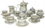 STEATITA - Conjunto de café em Porcelana Steatita decorado com motivos florais em tons amarelo e cinza, filetes dourados. Composto por bule, leiteira com discreto bicado, manteigueira, açucareiro com tampa e 9 xícaras com pires seus pires. Medida do maior 17cm x 18cm.
