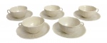 EUROPA SÉC. XIX - Conjunto com 5 xícaras de chá em porcelana europeia na tonalidade marfim, acompanhadas de seus respectivos pires, com relevo decorativo em padrão texturizado e bordas onduladas. Pegas delicadas e desenho elegante de inspiração clássica do século XIX. Marcação na base. Em bom estado de conservação, uma com perda.