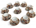 Conjunto com 10 xícaras de café em porcelana decorada, ricamente esmaltadas com motivos florais policromados em tons de vermelho, azul, verde e dourado, com acabamento em filetes de ouro. Acompanha pires no mesmo padrão. Peças delicadas, de forte apelo decorativo, ideais para compor mesa elegante ou coleção.