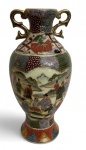 Vaso em porcelana oriental estilo Satsuma, ricamente decorado com cenas figurativas e elementos geométricos policromados, com detalhes em douração. Corpo bojudo sobre base, gargalo estreito e alças laterais ornamentais. Peça marcada na base Made in China, em bom estado de conservação, com desgaste compatível com o tempo. Uma alça possui restauro. Mede 25cm.