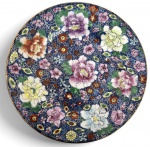 Prato em porcelana oriental estilo Famille Rose, com decoração floral abundante sobre fundo azul intenso, ricamente ornado com arabescos e delicada douração na borda. Verso com marca em vermelho e indicação Made in China. Em bom estado de conservação, com leves sinais do tempo. Mede 20cm de diâmetro.