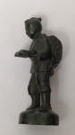 Estatueta Antiga Ninomiya Sontoku (Kinjir)  antimônio com pátina escura).Ninomiya Sontoku (17871856), filósofo, economista e reformador agrícola japonês. Peça clássica que retrata o "estudioso trabalhador", comumente encontrada em escolas no Japão como exemplo de virtude e perseverança.