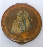 Pó Compacto Vintage Colecionável  Cena Casal Vitoriano  Década de 40/50Capa esmaltada ou impressa com cena romântica de um casal em trajes de gala do século XIX. Possui bordas trabalhadas com relevo em arabescos.