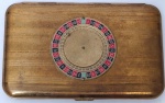 Rara Cigarreria Vintage Art Déco com Roleta de Cassino Funcional  Item de Luxo Cigarreria de bolso com jogo de roleta integrado Possui uma roleta esmaltada na tampamecanismo de girar está funcionando livremente