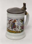Mini Caneca de Cerveja Alemã em Porcelana  Cena Militar e Tampa de Estanho. Mini Stein (Caneca de Coleção).Material: Corpo em porcelana branca trabalhada com nervuras e tampa em estanho (Pewter) com dobradiça funcional.Decoração: Ilustração colorida de um soldado de cavalaria (lanceiro) em traje de gala montado a cavalo, emoldurado por motivos florais.