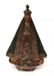 Imagem Antiga Nossa Senhora Aparecida  Estatueta em Metal com Pátina  Arte SacraTradicional, com a base apresentando querubins (anjos) aos pés da Santa, característica de peças produzidas em meados do século XX.Acabamento: Pátina envelhecida com vestígios de policromia (cores originais), o que confere à peça um aspecto histórico e autêntico.