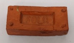 Raro Mini Tijolo de Mostruário SOLA  Antiguidade Industrial  Item de ColeçãoSOLA (gravada em relevo no "espelho" ou depressão central do tijolo).Tipo: Miniatura técnica de tijolo maciço.Material: Barro cozido (cerâmica vermelha) de alta densidade.Detalhes: Reproduz fielmente a escala de um tijolo real, incluindo as rebarbas de prensa e a marca do fabricante, característica de brindes ou mostruários de representantes comerciais das décadas de 50 a 70