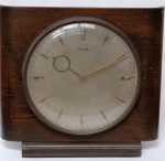 Relógio de Mesa Antigo Kienzle  Design Alemão Vintage  Anos 40/50Kienzle (Made in Germany).Estilo: Mid-Century Modern / Art Déco.Caixa: Madeira maciça com laterais arredondadas e acabamento em verniz escuro.Mostrador: Fundo champanhe com numerais arábicos (3, 6, 9 e 12) e marcadores em relevo dourado. Ponteiros originais com design clássico.precisa de revisão: "Mecanismo original preservado;