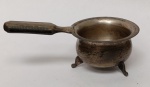 Coador de Chá Antigo em Metal Prateado  Estilo Art Déco  Com Pés de ApoioCorpo: Formato bojudo com borda finamente frisada.Pés: Três suportes em estilo "garra" que garantem estabilidade.Cabo: Design geométrico e ergonômico.