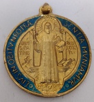 Grande Medalha de São Bento  Verso com Orações de Exorcismo  EsmaltadaA Cruz de São Bento com as iniciais:C S S M L: Crux Sacra Sit Mihi Lux (A Cruz Sagrada seja a minha luz).N D S M D: Non Draco Sit Mihi Dux (Não seja o dragão o meu guia).Círculo Interno (C P B L): Crux Sancti Patris Benedicti (Cruz do Santo Pai Bento).Borda Esmaltada: Contém a oração contra o mal: "V.R.S.N.S.M.V - S.M.Q.L.I.V.B", que significa: "Retira-te, satanás, nunca me aconselhes coisas vãs. É mau o que tu ofereces, bebe tu mesmo o teu veneno".Topo: A palavra PAX (Paz), lema da Ordem de São Bento.