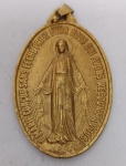 Grande Medalha Milagrosa em Bronze  Inscrições em Francês  Nossa Senhora das GraçasNossa Senhora das Graças com os braços abertos, cujas mãos emitem raios de luz (graças). Aos seus pés, ela esmaga a cabeça da serpente.Verso da Medalha Milagrosa em Bronze  Simbolismo Completo  Arte Sacra Europeia