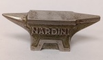 Rara Mini Bigorna Nardini  Peso de Papel Vintage  Colecionismo IndustrialReproduz fielmente uma bigorna de ferreiro profissional com ponta cônica (chifre) e base reforçada.Essas miniaturas eram distribuídas como pesos de papel para escritórios de engenharia ou brindes de feiras industriais entre as décadas de 50 e 70.