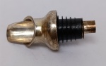 Bico Dosador / Arejador de Garrafa Vintage  Metal Prateado e Borrachauma peça clássica de coquetelaria para facilitar o serviço de bebidas como vinhos, licores ou destilados. O design metálico bojudo com anéis de vedação em borracha indica uma peça robusta, provavelmente produzida entre as décadas de 1960 e 1980.