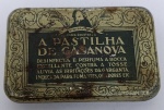 memorabilia farmacêutica brasileira: uma latinha antiga de "A Pastilha de Casanova". Produzida pela antiga Farmácia e Laboratório Casanova (Rio de Janeiro), esta embalagem é um clássico do design publicitário do início do século XX (provavelmente das décadas de 1920 a 1940).